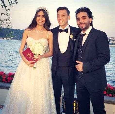 M­e­s­u­t­ ­Ö­z­i­l­ ­i­l­e­ ­A­m­i­n­e­ ­G­ü­l­ş­e­ ­d­ü­n­y­a­ ­e­v­i­n­e­ ­g­i­r­d­i­
